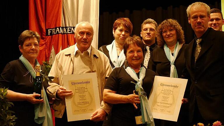 Die Urkunden für die beiden neuen Ehrenmitglieder Willi Haag und Ingrid Landsgesell übergab Vereinsvorsitzender Karl Haag.