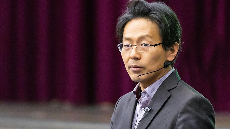 Chan-jo Jun ist Rechtanwalt in Würzburg. Weltweit Aufmerksamkeit erzielte er 2017, als es ihm als Erstem gelang, Facebook vor ein deutsches Gericht zu bringen. Chan-jo Jun ist Rechtanwalt in Würzburg. Weltweit Aufmerksamkeit erzielte er 2017, als es ihm als Erstem gelang, Facebook vor ein deutsches Gericht zu bringen.