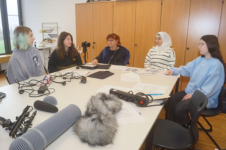 Die Filmgruppe bei der Vorbesprechung mit Lehrerin Sabine Otter (Mitte). Die Filmgruppe bei der Vorbesprechung mit Lehrerin Sabine Otter (Mitte).