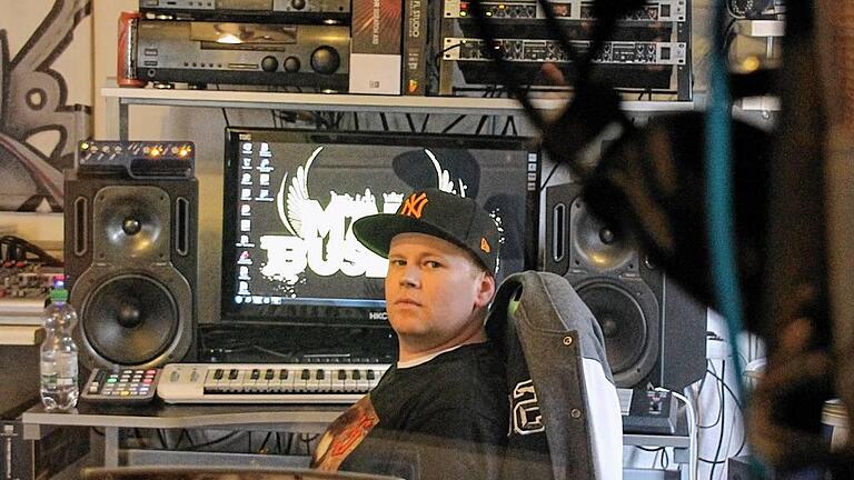 Simon Alsheimer im selbst gebauten Tonstudio.