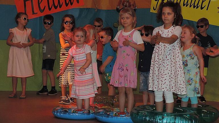 Die &bdquo;Minis&ldquo; bei ihrem Auftritt zu &bdquo;Itsy Bitsy Teenie Weenie Honolulu Strand Bikini&ldquo;.