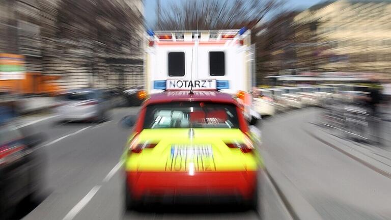 Streit um Notarzt-Bezahlung - Rettungskräfte brauchen für ihren Einsatz freie Fahrt. Im Landkreis Bad Kissingen können sie in der Regel ungestört Hilfe leisten. Verbale oder gar tätliche Attacken sind die Ausnahme.Symbolfoto: Stephan Jansen/dpa Streit um Notarzt-Bezahlung - Rettungskräfte brauchen für ihren Einsatz freie Fahrt. Im Landkreis Bad Kissingen können sie in der Regel ungestört Hilfe leisten. Verbale oder gar tätliche Attacken sind die Ausnahme.Symbolfoto: Stephan Jansen/dpa