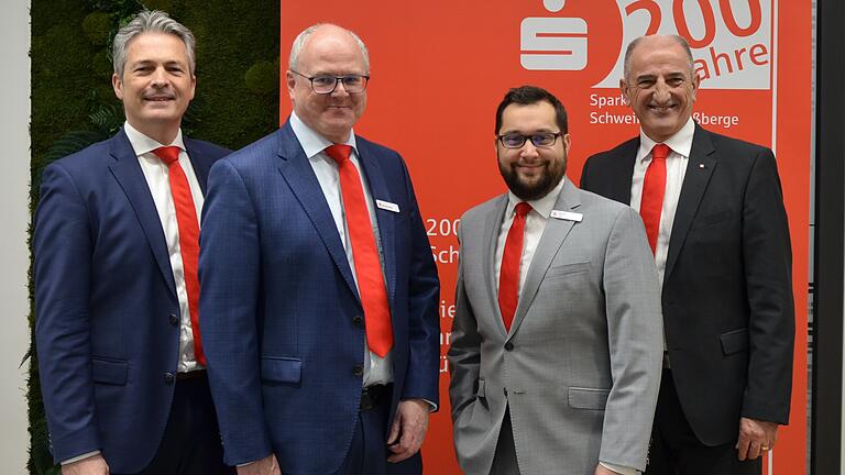 Vorstandsvorsitzender Peter Schleich (links) verabschiedete gemeinsam mit Vorstandsmitglied Roberto Nernosi (rechts) den langjährigen Filialleiter Bernd Schmitt (Zweiter von links). Nicolas Lommatzsch wird dessen Nachfolger.