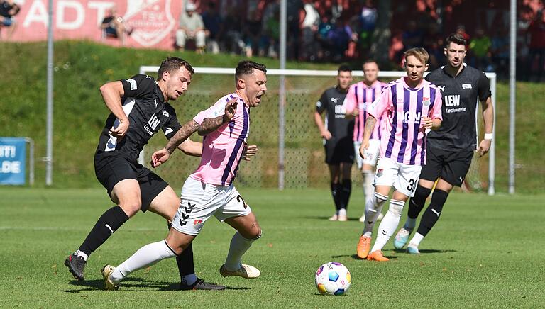 Ingo Feser (rechts vorne) bereitete den Ausgleich des TSV Aubstadt im Spiel gegen den FC Memmingen vor.