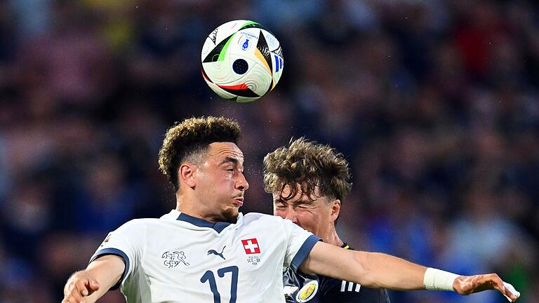 Zweikampf       -  Der Schweizer Ruben Vargas (l) und Schottlands Jack Hendry liefern sich ein Kopfballduell.