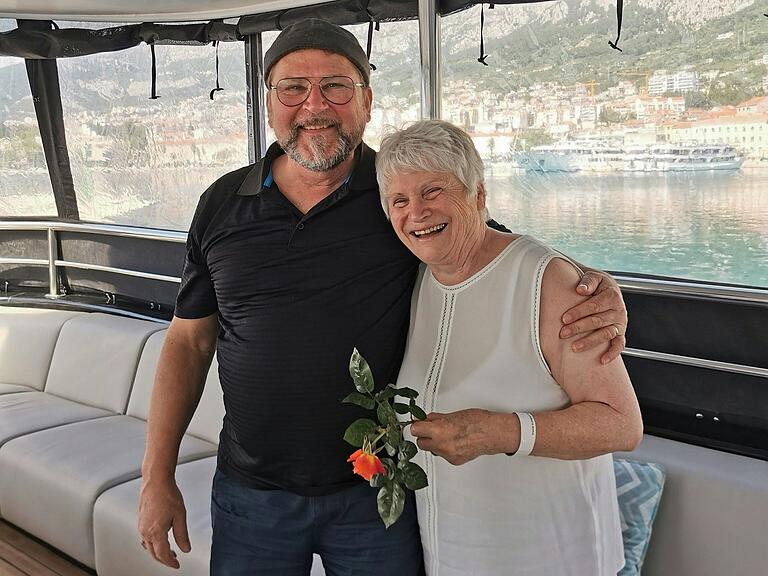 Christa Kestler und ihr Lebensretter Rainer Sieke: Nach ihrer Entlassung aus dem Krankenhaus konnte sie wieder auf das Schiff zurückkehren. Christa Kestler und ihr Lebensretter Rainer Sieke: Nach ihrer Entlassung aus dem Krankenhaus konnte sie wieder auf das Schiff zurückkehren.