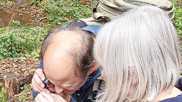 Ingo Queck untersucht und zeigt Moose bei der Führung im Bad Kissinger Kaskadental. - Ingo Queck untersucht und zeigt Moose bei der Führung im Bad Kissinger Kaskadental. Ingo Queck untersucht und zeigt Moose bei der Führung im Bad Kissinger Kaskadental. - Ingo Queck untersucht und zeigt Moose bei der Führung im Bad Kissinger Kaskadental.