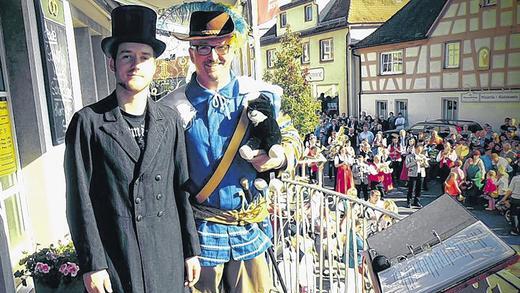 Strahlender Sonnenschein und manch brisantes Thema: Zur Geiselwinder Kirchweih samt Umzug und Predigt war einiges geboten. Prediger war Bastian Rückel und Bürgermeister Ernst Nickel kam als General Murrmann.