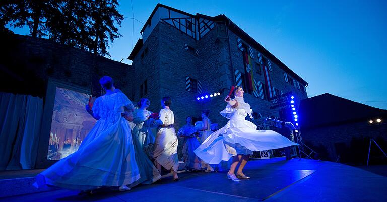 Die Frankenfestspiele in Röttingen locken mit der historischen Kulisse der Burg Brattenstein (im Bild eine Szene aus 'Wiener Blut', 2014)