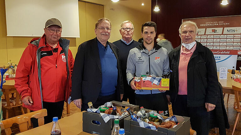 Prämierung mit Hindernissen: Das Foto von der Übergabe zeigt Albert Scheller (von links), Dr. Rainer Koch, Wolfgang Kleinert, Victor Kleinhenz und Manfred Schubert.