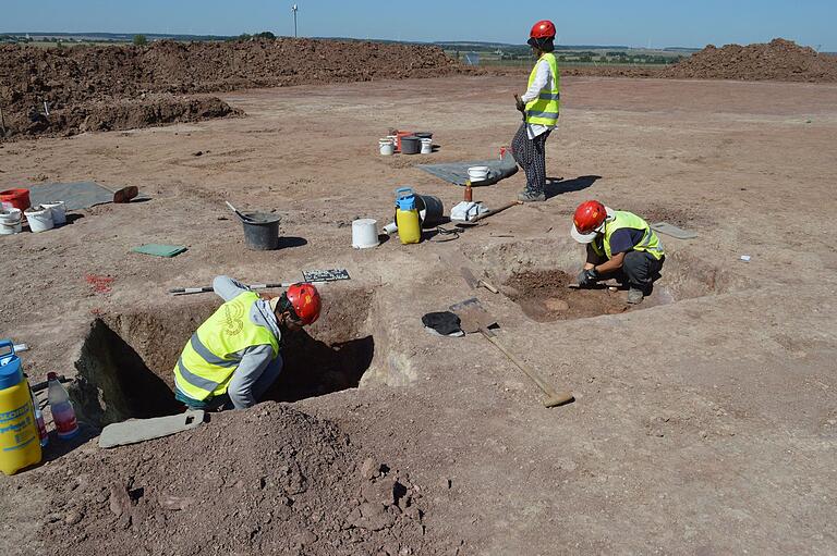 Fünf Gräber legten die Archäologen auf der zehn Hektar große Fläche hinter dem ehemaligen Felsenhof frei. Hier soll der SuedLink-Konverter gebaut werden.