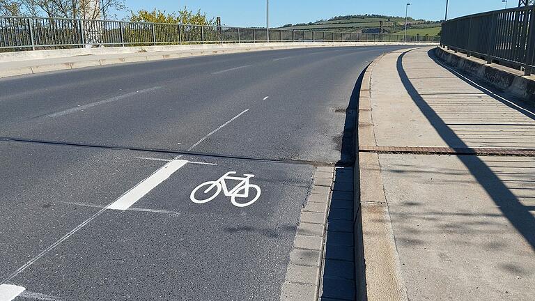 Sorgen für Verwirrung: die abrupt endenden Markierungen am Fahrbahnrand auf der Nordbrücke. Sorgen für Verwirrung: die abrupt endenden Markierungen am Fahrbahnrand auf der Nordbrücke.