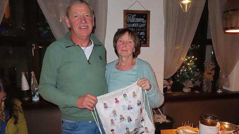 Frank und Silvia Gerken halten die Tasche mit den Fotos der Behindertenwohngruppe in Castilblanci de los Arroyos in den Händen. Damit sammelte Frank Spenden, die er seinen Freunden mitbringen möchte. Frank und Silvia Gerken halten die Tasche mit den Fotos der Behindertenwohngruppe in Castilblanci de los Arroyos in den Händen. Damit sammelte Frank Spenden, die er seinen Freunden mitbringen möchte.