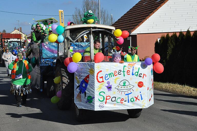 Das 'Gemeefelder Space-Taxi' beförderte Außerirdische aus Gemeinfeld. Das 'Gemeefelder Space-Taxi' beförderte Außerirdische aus Gemeinfeld.