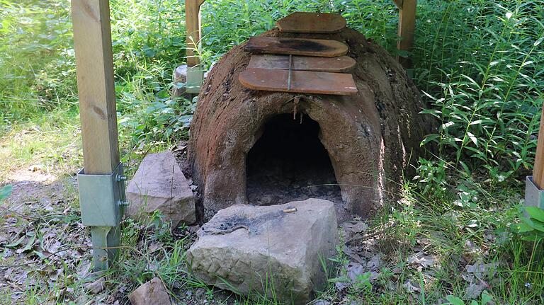 In der Regel hinterlassen die Trekkingtouristen die Zeltplätze blitzsauber. Zurückgelassene Zigarettenkippen wie diese am Lehmofen am Zeltplatz der Laubwiese sind da die absolute Ausnahme.