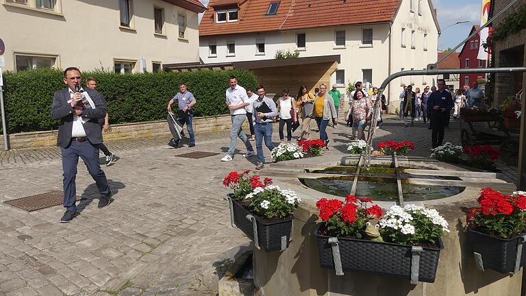 Quo vadis, Wipfeld? Bürgermeister Tobias Blesch führte die Jury durch ein selbstbewusstes Weindorf, in dem gerade die Ideen sprudeln.