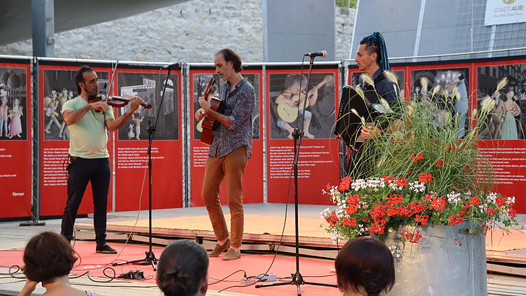 Das Tzigan Gypsy Tango Trio aus Argentinien auf die Auber Spitalbühne: von links David Macchione, Alejandro Montero und Juan Sans