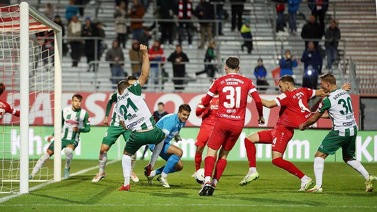 Da schien der Bann gebrochen: Yannick Scholz (Nummer 4) wird den Ball wenig später zum 1:0 für die Würzburger Kickers ins Tor drücken.