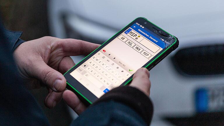 Mit seinem Mobiltelefon erfasst Verkehrsüberwacher Marcel Ködderitzsch die Daten des falschparkenden Autos und macht Fotos, um die Ordnungswidrigkeit beweisen zu können.