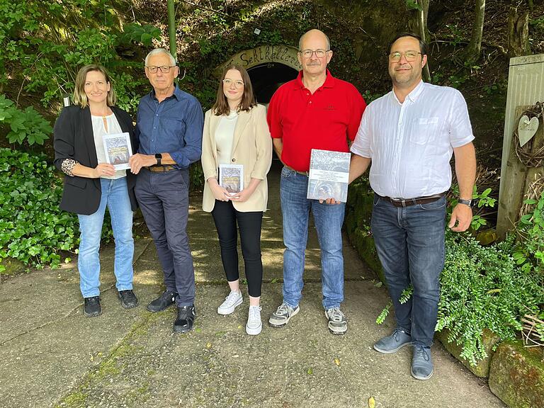 Bei der Übergabe des neuen Heimatbogens (von links): Sonja Horn (Vorsitzende des Heimatgeschichtlichen Arbeitskreises), Roland Mayer, Vanessa Zehendner, Martin Fischer und Bürgermeister Martin Horn. Bei der Übergabe des neuen Heimatbogens (von links): Sonja Horn (Vorsitzende des Heimatgeschichtlichen Arbeitskreises), Roland Mayer, Vanessa Zehendner, Martin Fischer und Bürgermeister Martin Horn.