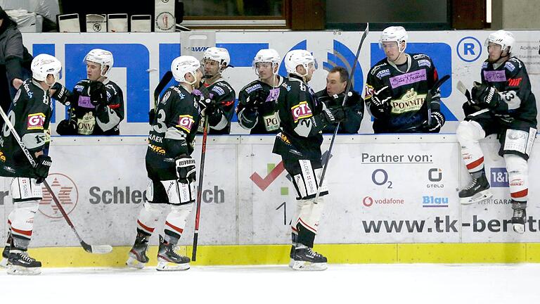 Im Hinspiel freuten sich (von rechts) Jan Trübenekr, Jakub Sramek, Alexander Stahl und Co. noch über zehn eigene Treffer. Nur fünf Tage später gab es beim Rückspiel für die Haßfurter „Hawks“ in Trostberg aber nichts zu erben. Die „Chiefs“ revanchieren sich eindrucksvoll und siegten mit 8:3. Im Hinspiel freuten sich (von rechts) Jan Trübenekr, Jakub Sramek, Alexander Stahl und Co. noch über zehn eigene Treffer. Nur fünf Tage später gab es beim Rückspiel für die Haßfurter „Hawks“ in Trostberg aber nichts zu erben. Die „Chiefs“ revanchieren sich eindrucksvoll und siegten mit 8:3.