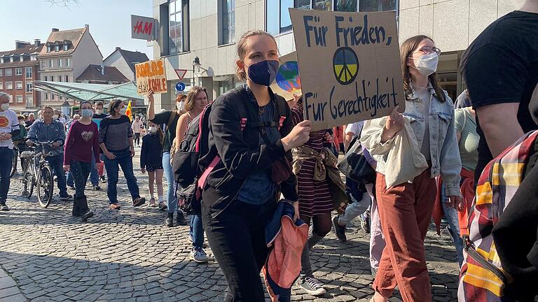 Die Klimaschutzgruppe 'People for Future' demonstrierte am Freitag in der Schweinfurter Innenstadt gegen die Klimapolitik von Stadt und Landkreis Schweinfurt.