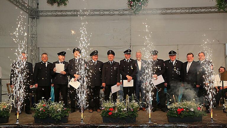 Nach der Würdigung der Verdienste für 25 und 40 Jahre Dienst gab es sogar ein kleines Feuerwerk auf der Bühne.