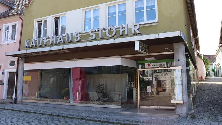 Für das ehemalige Kaufhaus Stöhr in Iphofen deutet sich nun doch eine rasche Generalsanierung an. Der Stadtrat will sich die Kosten dafür berechnen lassen.