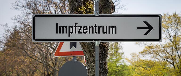 Schild zum Impfzentrum auf dem Volksfestplatz. Da es zu wenig Impfstoff gibt, sind hier im Moment nur Zweitimpfungen möglich.