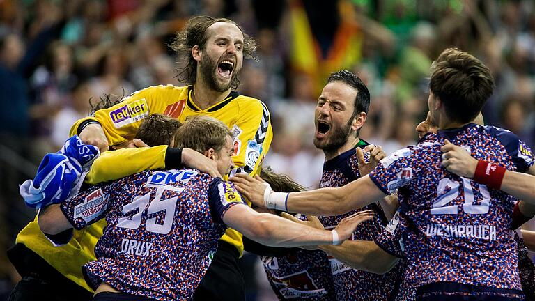 Der Spanier Iker Romero (Mitte) sammelte als aktiver Spieler jede Menge Titel: Hier im Mai 2015 den EHF-Pokal mit den Füchsen Berlin um Silvio Heinevetter (links) in der Max-Schmeling-Halle nach einem 30:27-Sieg im Finale über den HSV Hamburg.