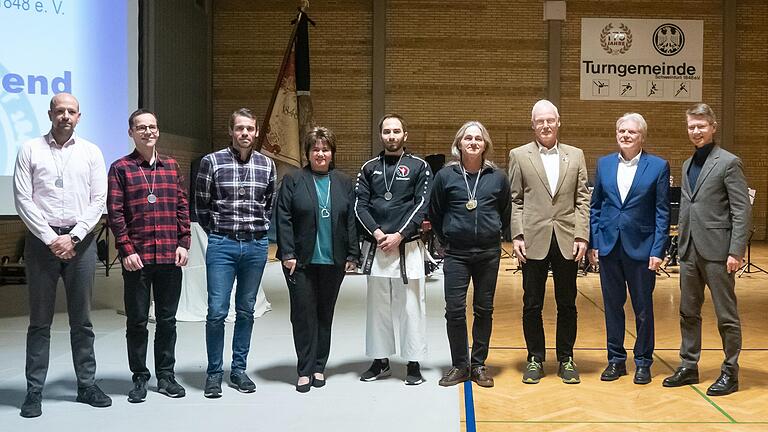 Ehrung der erfolgreichen Sportler und Sportlerinnen: (von links) Dominik Renninger, Martin Ackermann, Florian Staudt, Sportliche Leiterin Anita Dietrich, Sebastian Horvath, Ralf Petri, Vorstand Reginhard von Hirschhausen, Vorstand Heribert Weber und Oberbürgermeister Sebastian Remelé. Ehrung der erfolgreichen Sportler und Sportlerinnen: (von links) Dominik Renninger, Martin Ackermann, Florian Staudt, Sportliche Leiterin Anita Dietrich, Sebastian Horvath, Ralf Petri, Vorstand Reginhard von Hirschhausen, Vorstand Heribert Weber und Oberbürgermeister Sebastian Remelé.