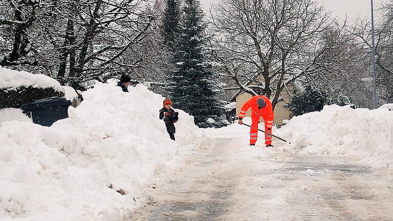 So viel Schnee wie auf diesem Archivbild aus Bischbrunn gibt es nicht jedes Jahr. Straße und Gehweg müssen freigeräumt werden. Wenn sonst nirgends Platz ist, sind die Schneemassen auf dem Grundstück der Anlieger zu lagern.