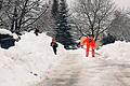 So viel Schnee wie auf diesem Archivbild aus Bischbrunn gibt es nicht jedes Jahr. Straße und Gehweg müssen freigeräumt werden. Wenn sonst nirgends Platz ist, sind die Schneemassen auf dem Grundstück der Anlieger zu lagern.