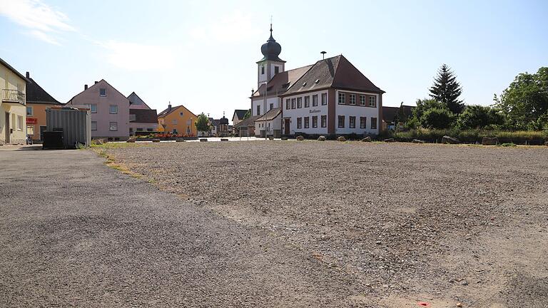 Auf dieser freien Fläche in der Ortsmitte von Donnersdorf, die sich direkt gegenüber des Rathauses befindet, wird der 24-Stunden-Einkaufsmarkt bis Oktober in Modulbauweise errichtet.