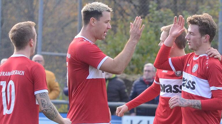 Spielertrainer Patrick Amrhein (Mitte) klatscht sich bei der TuS Frammersbach in der Fußball-Landesliga Nordwest auch in der nächsten Saison mit seinen Mitspielern ab. Mit auf dem Bild sind&nbsp;Dominik Englert (links),&nbsp;Dominik Bathon (verdeckt) und Torschütze Dominik Jordan (rechts).