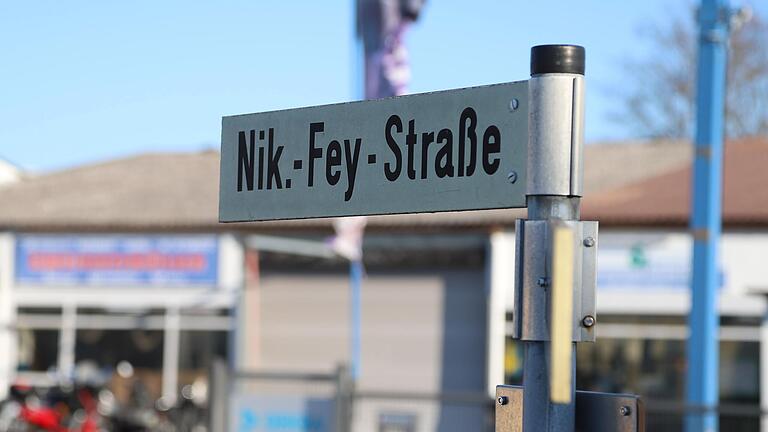 Mehr als zwei Jahre wurde über den Straßennamen in Gerolzhofen diskutiert, jetzt hat der Stadtrat eine Entscheidung dazu getroffen. Der Name des wegen seiner aktiven Mitarbeit in der NS-Zeit umstrittenen Mundartdichters Nikolaus Fey bleibt auf dem Straßenschild. Es wird aber eine Kontextualisierung zu seinen Verfehlungen geben.