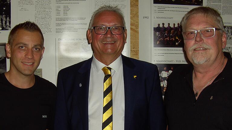Vorsitzender Jürgen Weigand (Mitte) konnte Daniel Weis (links) und Michael Kirschbauer (rechts) den Vereinskrug für die 40 jährige Treue zu den Frankonen überreichen. - Vorsitzender Jürgen Weigand (Mitte) konnte Daniel Weis (links) und Michael Kirschbauer (rechts) den Vereinskrug für die 40 jährige Treue zu den Frankonen überreichen. Vorsitzender Jürgen Weigand (Mitte) konnte Daniel Weis (links) und Michael Kirschbauer (rechts) den Vereinskrug für die 40 jährige Treue zu den Frankonen überreichen. - Vorsitzender Jürgen Weigand (Mitte) konnte Daniel Weis (links) und Michael Kirschbauer (rechts) den Vereinskrug für die 40 jährige Treue zu den Frankonen überreichen.