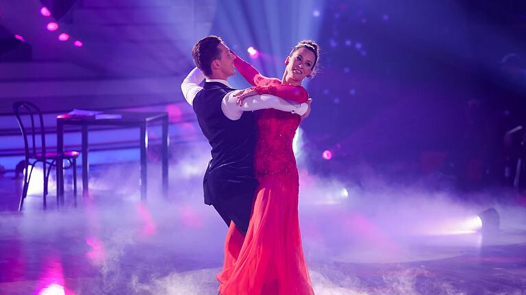 Tanzshow 'Let's Dance'       -  Caroline Bosbach, Politikerin, und Valentin Lusin, Profitänzer, tanzen in der RTL-Tanzshow &bdquo;Let's Dance&rdquo;.