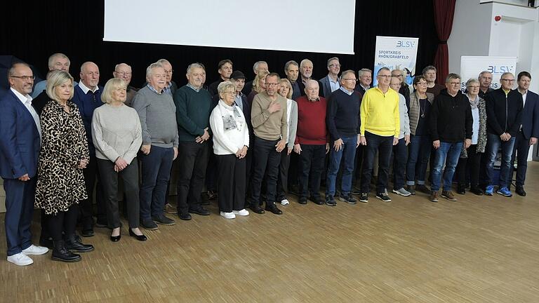 Diese Frauen und Männer sind 40 bis 54 Jahre ehrenamtlich für ihre Sportvereine aktiv. Sportstaatssekretär Sandro Kirchner (rechts) und vom BLSV-Bezirks- und Kreisvorsitzender Klaus Greier sowie stellvertretende Landrätin Eva Böhm ehrten sie.