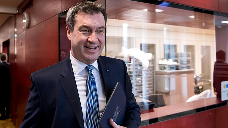 Vereidigung des bayerischen Kabinetts       -  Markus Söder (CSU), Ministerpräsident von Bayern, kommt vor der Sondersitzung des bayerischen Landtags zu einer CSU-Fraktionssitzung. Nach der Wahl zum neuen Ministerpräsidenten hat er heute seinen Ministerrat ernannt.