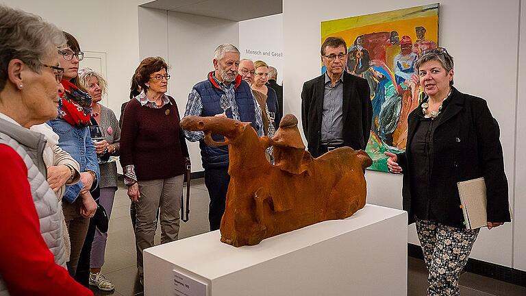 Kunsthallen-Leiterin Andrea Brandl erläutert bei der langen Nacht des Expressionismus Werke aus der Ausstellung von Lothar Fischer und Florian Köhler &bdquo;Bei Tagesanbruch ist die Nacht am dunkelsten&ldquo;.