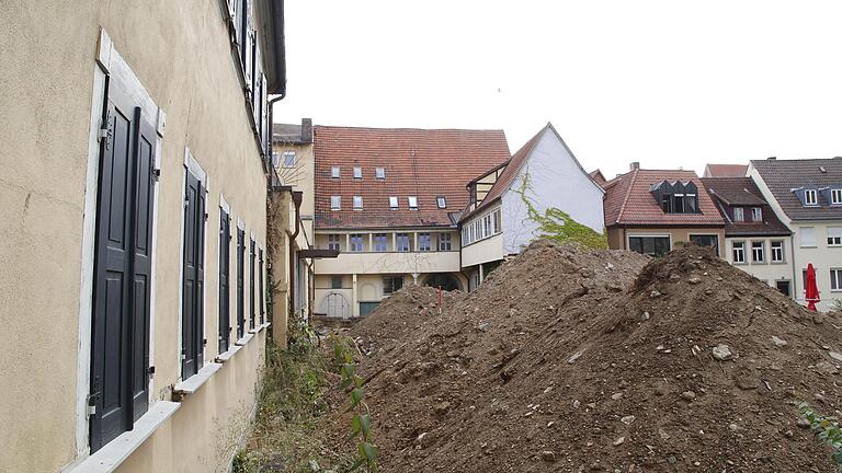 Beim Kulturforum am Martin-Luther-Platz sind die Garagen abgerissen, im Moment laufen die Arbeiten der Bodendenkmalpflege zur Erforschung des alten Friedhofs im Untergrund.