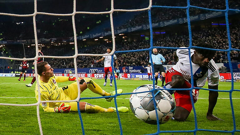 Da zappelte der Ball zum ersten Mal im Nürnberger Netz: HSVer Bakery Jatta (rechts) traf zum 1:0 gegen Torwart Christian Mathenia.&nbsp;