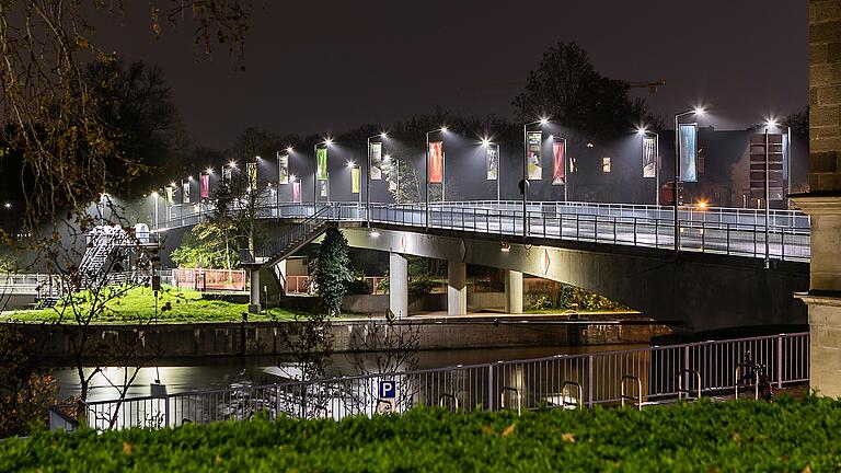 Die Maxbrücke in Schweinfurt während der nächtlichen Ausgangssperre.