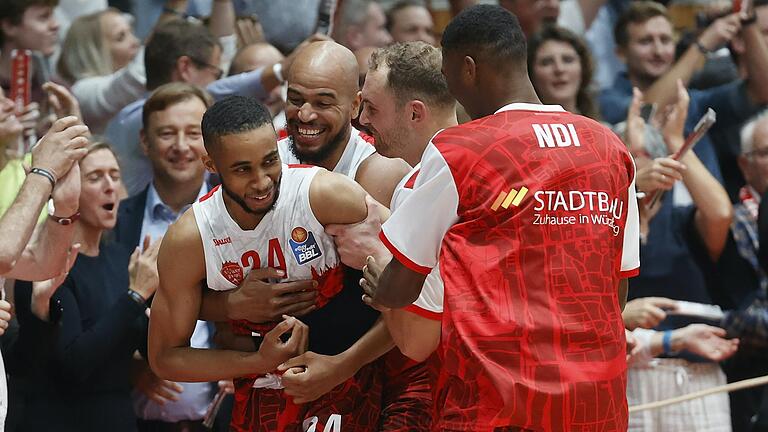 Cameron Hunt (Nr. 24) wird von Mitspielern und Publikum gefeiert nach seinem siegbringenden Korbleger zum 90:88-Erfolg der Baskets gegen Oldenburg.