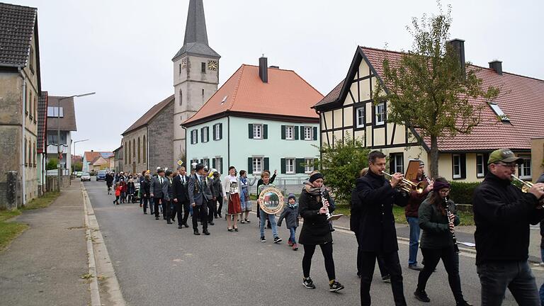 Nach einer Corona-Pause freuten sich Schützen und Dorfgemeinschaft, dass es wieder einen Umzug geben konnte. Nach einer Corona-Pause freuten sich Schützen und Dorfgemeinschaft, dass es wieder einen Umzug geben konnte.