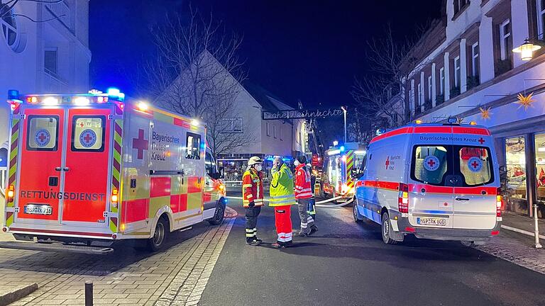 Mehrere Feuerwehren und auch Einsatzwagen des Roten Kreuzes waren im Einsatz. Der angeforderte Rettungshubschrauber konnte wegen der Witterung nicht landen.