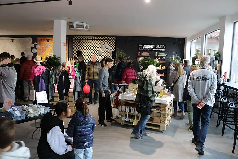 Die neue Markthalle am oberen Marktplatz hat sich erneut als Veranstaltungsort bewährt. Bereits um 11 Uhr wurde die Tür für die ersten Interessenten geöffnet. Die neue Markthalle am oberen Marktplatz hat sich erneut als Veranstaltungsort bewährt. Bereits um 11 Uhr wurde die Tür für die ersten Interessenten geöffnet. 