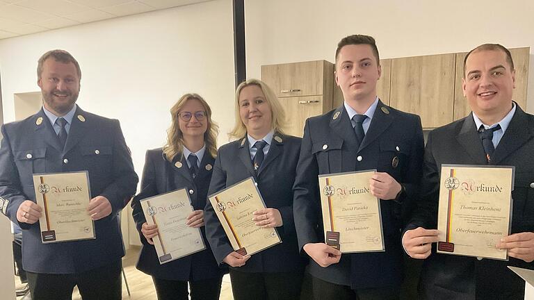 Beförderungen bei der Freiwilligen Feuerwehr Oberwildflecken (von links): Marc Runschke, Tanja Degelmann, Sabrina Koczot, David Pasieka und Thomas Kleinhenz. - Beförderungen bei der Freiwilligen Feuerwehr Oberwildflecken (von links): Marc Runschke, Tanja Degelmann, Sabrina Koczot, David Pasieka und Thomas Kleinhenz. Beförderungen bei der Freiwilligen Feuerwehr Oberwildflecken (von links): Marc Runschke, Tanja Degelmann, Sabrina Koczot, David Pasieka und Thomas Kleinhenz. - Beförderungen bei der Freiwilligen Feuerwehr Oberwildflecken (von links): Marc Runschke, Tanja Degelmann, Sabrina Koczot, David Pasieka und Thomas Kleinhenz.