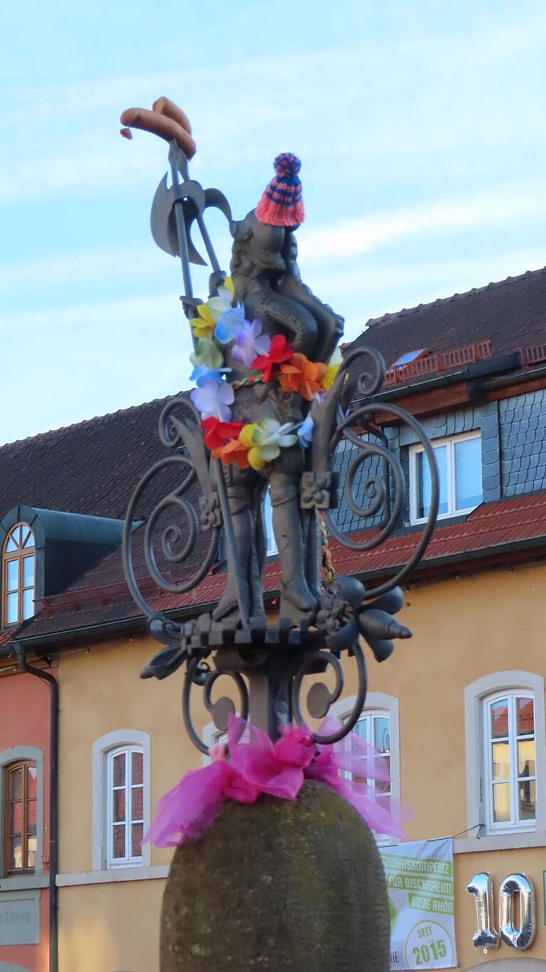 &nbsp;Sogar die Wächterfigur auf dem Marktbrunnen wurde geschmückt.